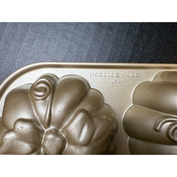 Nordic Ware Pumpkin Patch Pan 12 Mini Bundts 6 Cups - Picture 4 of 8